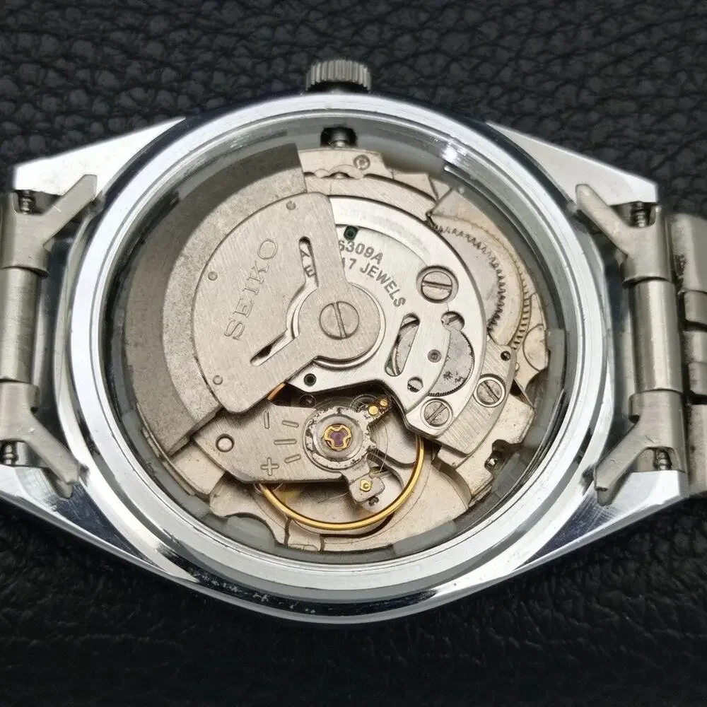 Vintage 1982 Seiko Automatic Mens Silver Watch W/daydate & Silver accents